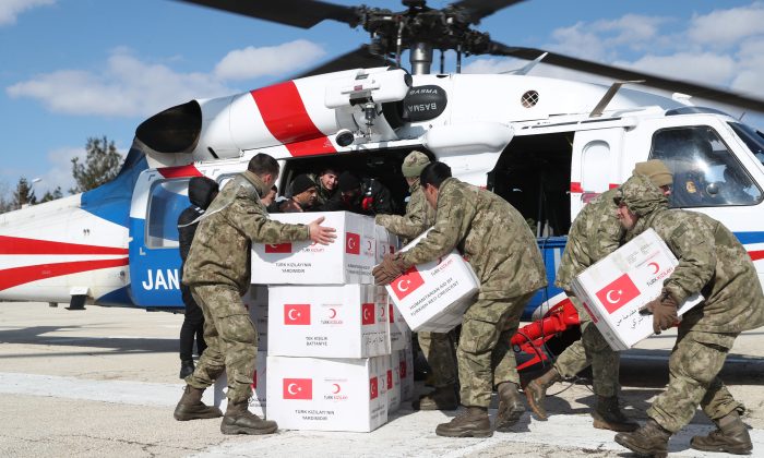 Kızılay ve TSK’dan Köylere  helikopterle yardım
