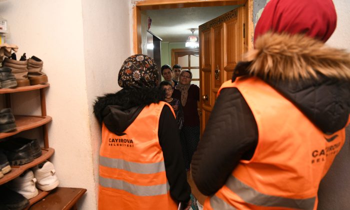 Deprem bölgesinden ilçeye gelen depremzedelere Çayırova Belediyesi’nin gıda ve kıyafet yardımı devam ediyor.