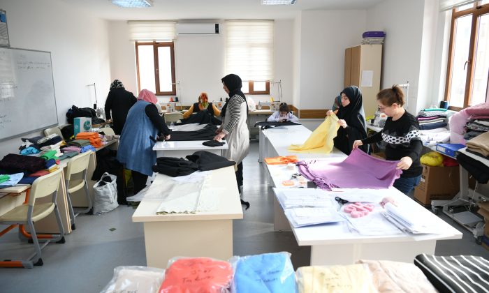 Kursiyerler depremzedeler için battaniye ve eşofman takımı üretiyor