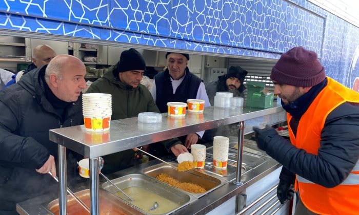 Başkanlar Söğüt ve Bıyık, Depremzedeye Sıcak Yemek Dağıttı “Seferberlik içerisindeyiz” dediler