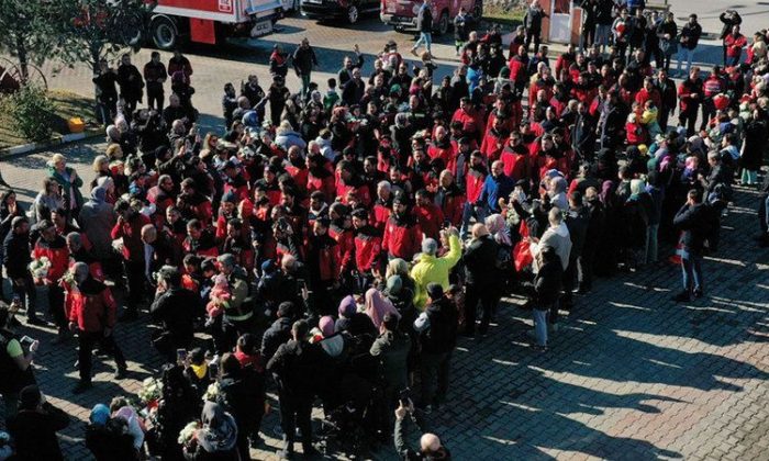 Kahramanlar döndü, 82 kişiyi enkazdan çıkardılar!