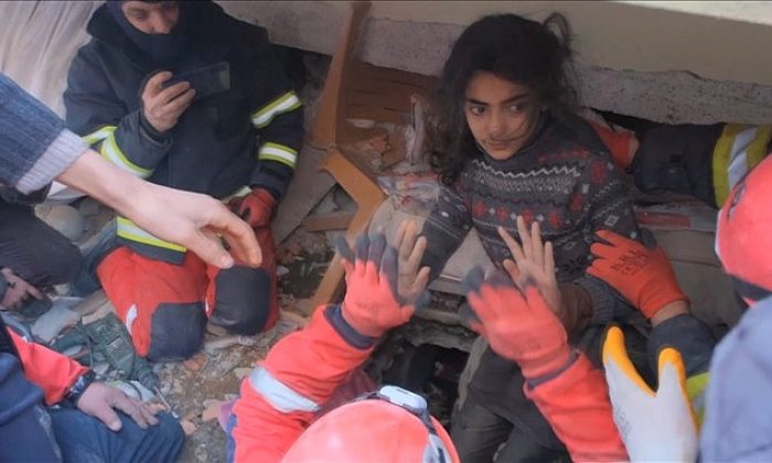 Hatay’da enkaz altında kalan minik Fatma 84 saat sonra enkazdan kurtarıldı