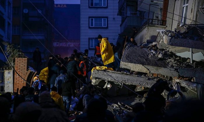 7,4 büyüklüğünde deprem! 76 vatandaş hayatını kaybetti