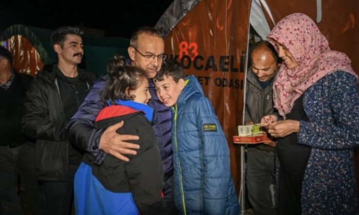 Vali Yavuz bayramı deprem bölgesinde geçirdi