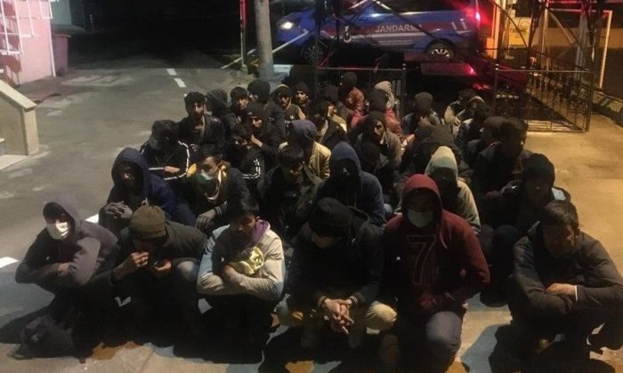 Yol Kontrollerinde 3 araçtaki 25 kaçak göçmen yakalandı