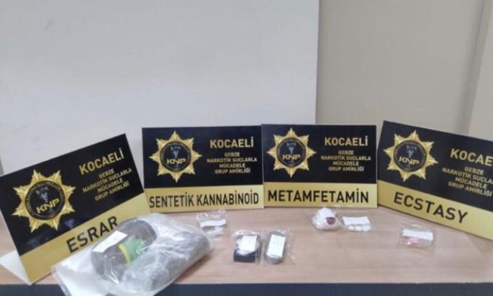 Uyuşturucu ticaretçisinin evinde polis yeleği ve kelepçe