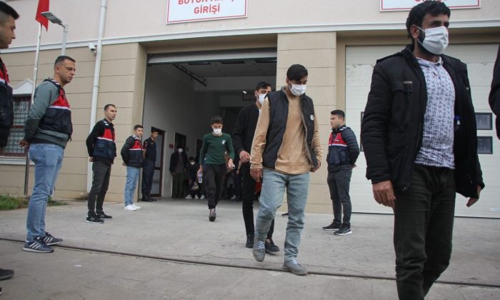 Kocaeli’de 20 kaçak göçmen sınır dışı edildi