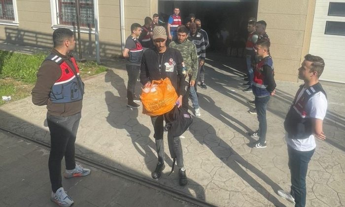Yurda kaçak yollara giren 96 şahıs yakalanarak ülkelerine gönderildi
