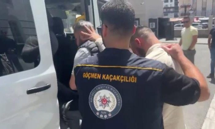 Kocaeli’nde göçmen kaçakçıları elbise dolabından çıktı