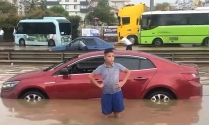 Kocaeli-İstanbul arasındaki D 100 Karayolunda sel suları ulaşımı kesti