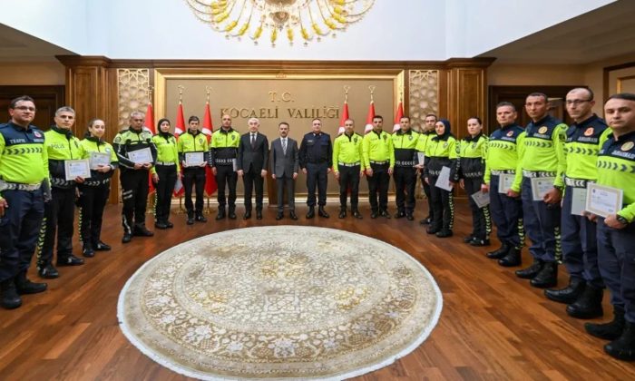 Kocaeli Valisi İlhami Aktaş’dan Emniyet ve Jandarna trafik personellerine başarı belgesi