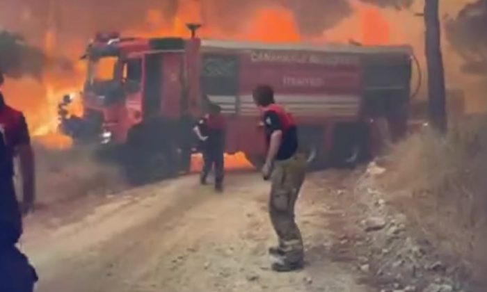 Çanakkale’deki Orman Yangınında İtfaiye Aracı Yandı, İtfaiyeciler Canlarını Zor Kurtardı!