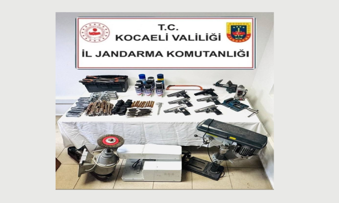 Cephanelik Gibi Evde, Çok Sayıda Silah ve Parça Ele Geçirildi