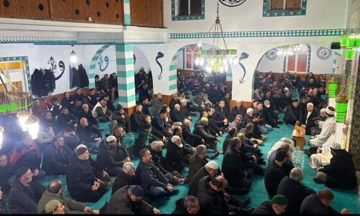 Alikahya Merkez Camii’nde Sabah Namazında Gönül Buluşması