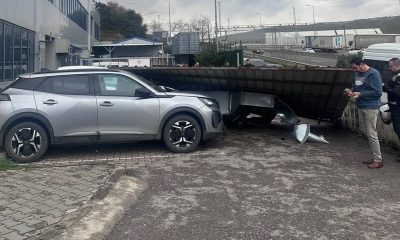 Dilovası Gümrük Müdürlüğü’nün çatısı uçtu!