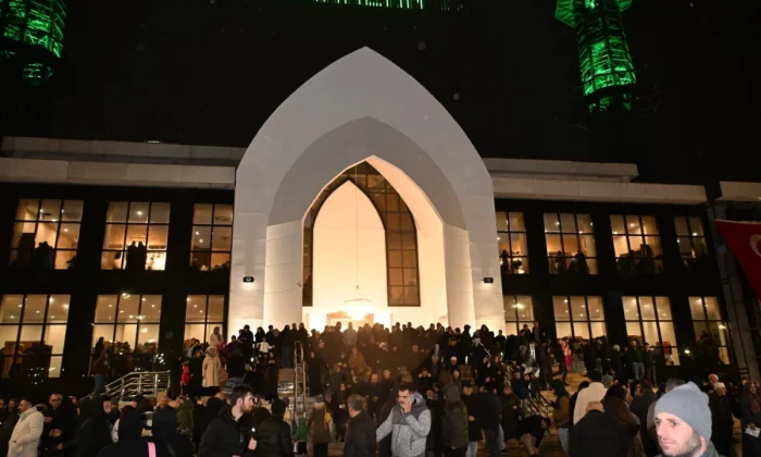 Kocaeli’nin en büyük camisi ilk teravih ile ibadete açıldı