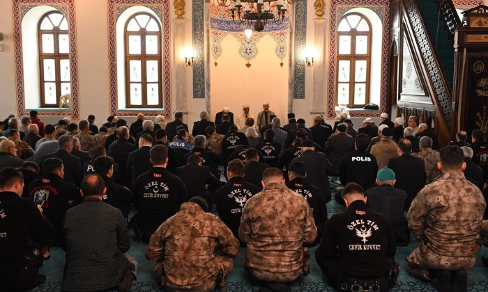 Vali Aktaş, Polis Haftası’nda şehitler için düzenlenen mevlide katıldı