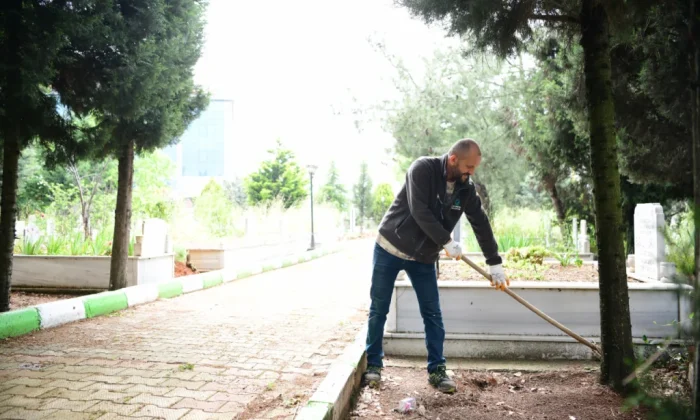 Çayırova mezarlıklarında bayram öncesi bakım