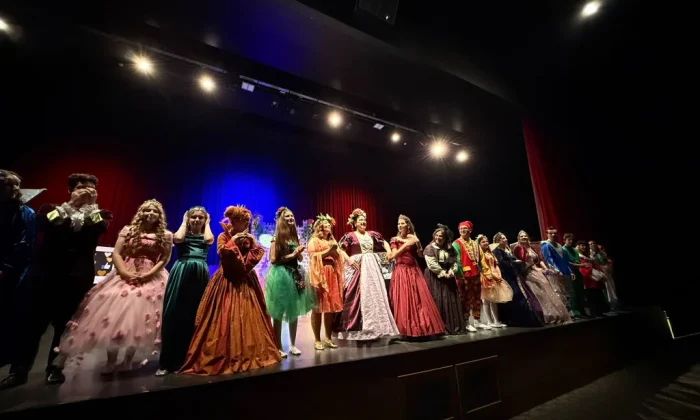 Çayırovalı genç tiyatrocuların performansı büyük alkış aldı