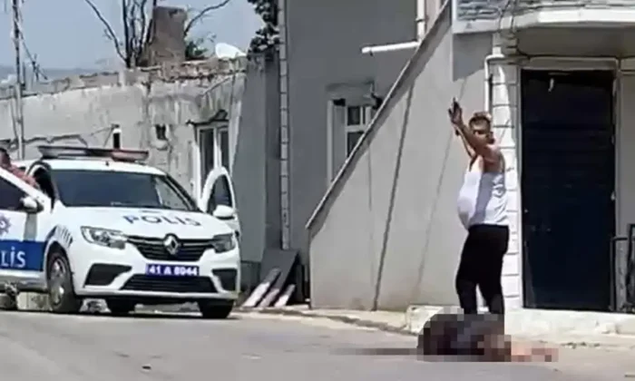 Dilovası’nda eşini sokak ortasında bıçakladı!