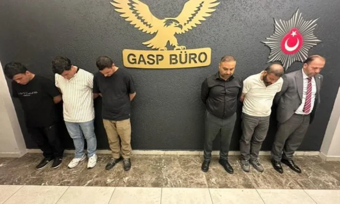 Sahte sıfatla AVM’de yetkisiz denetim yapanlar gözaltında!