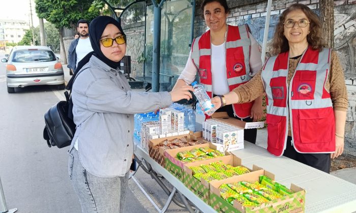Körfez’de Belediye ekipleri  sınav sabahı moral desteğiyle öğrencilerin yanında oldu