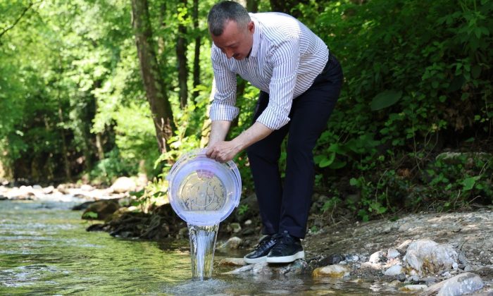 Başiskele Kiraz Dere’de 50 bin yavru alabalık suyla buluştu
