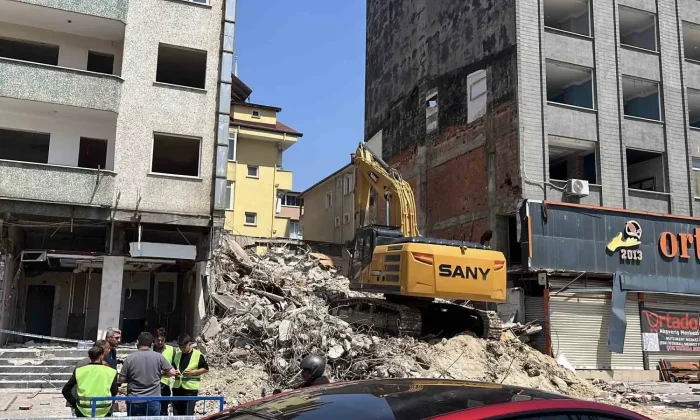Gebze’de çöken binanın çevresindeki yapılar yıkılıyor