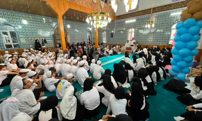 Yaz boyunca camide eğitim alan öğrencilere sürpriz hediye dağıtıldı