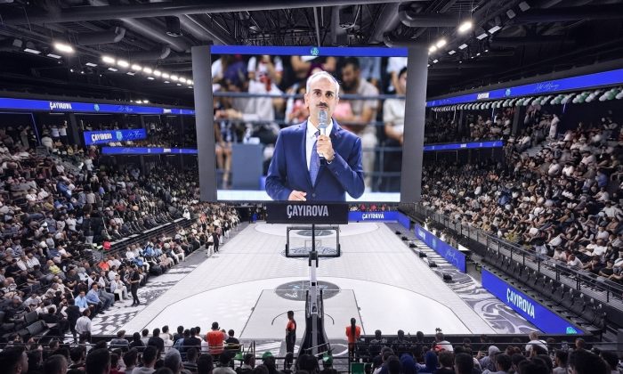 Başkan Bünyamin Çiftci’nin Gayretleriyle Çayırovada Dev  Spor Kompleksi hizmete açıldı