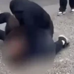 Liseli kızların kavgasını horoz dövüşü gibi izlediler!