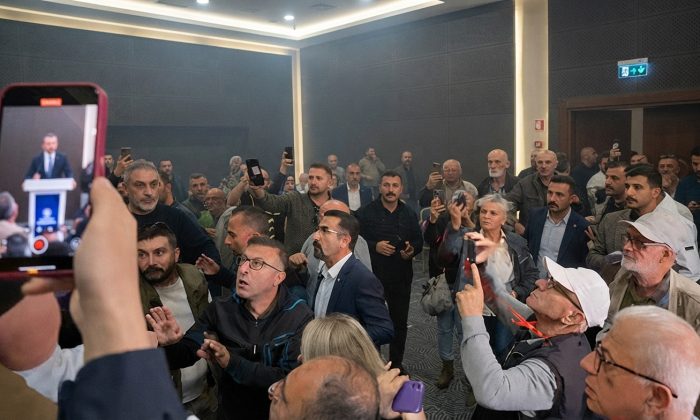 Körfez’de sülfürik asit toplantısı karıştı, Polis devreye girdi