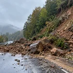 Kandıra-İzmit yönünde heyelan yolu ulaşıma kapattı