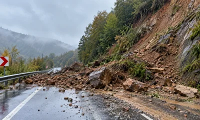 Kandıra-İzmit yönünde heyelan yolu ulaşıma kapattı