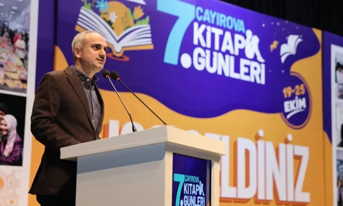 Çayırova’da Oytun Erbaş, 7. Kitap Günleri’ndeki söyleşinde okurlarıyla buluştu